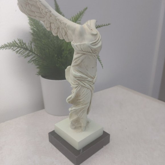 Small Nike (Winged Victory) : The Louvre Museum. - Picture 3 of 3